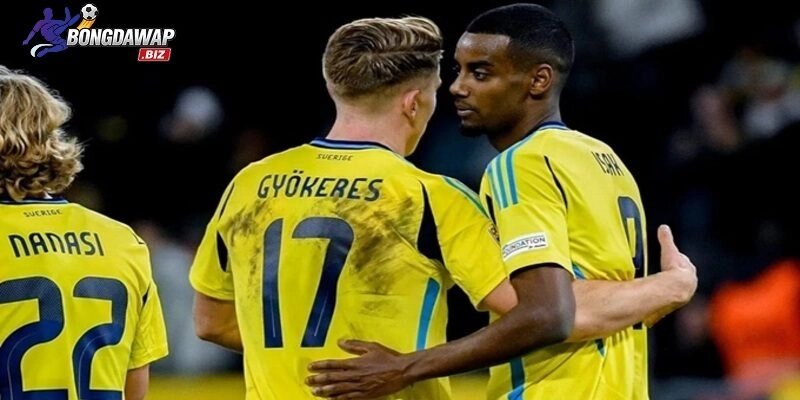 Gyokeres và Isak lặng nhìn nhau sau tiếng còi mãn cuộc