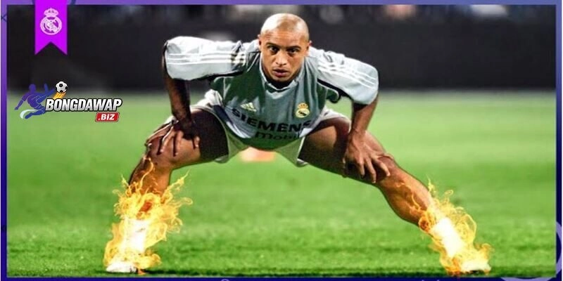 Roberto Carlos trong màu áo Real Madrid- danh xưng hậu vệ vĩ đại nhất Real Madrid trong thế hệ đầu tiên.