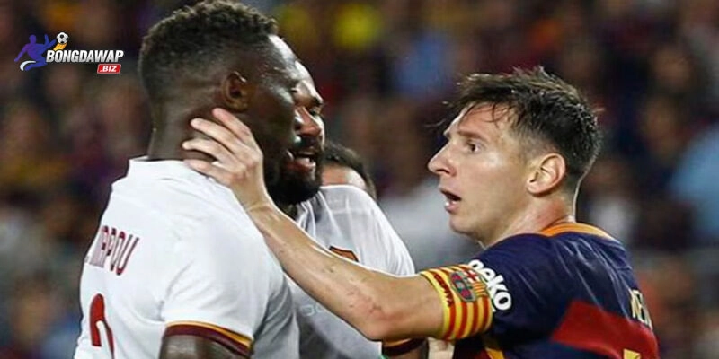 Messi bóp cổ Yanga-Mbiwa