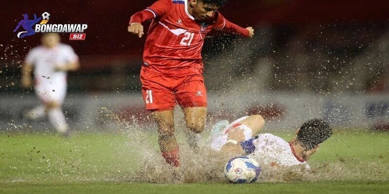  Mặt sân Thống Nhất ngập nước khiến trận đấu giữa Việt Nam và Nepal phải hoãn 30 phút.